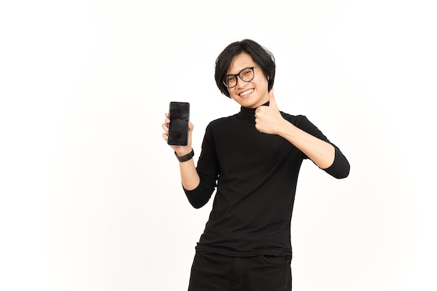 Mostrando aplicaciones o anuncios en el teléfono inteligente de pantalla en blanco del hombre asiático guapo aislado sobre fondo blanco