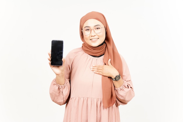 Mostrando aplicativos no smartphone de tela em branco de linda mulher asiática usando hijab isolado no branco