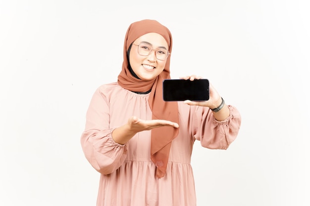 Mostrando aplicativos no smartphone de tela em branco de linda mulher asiática usando hijab isolado no branco