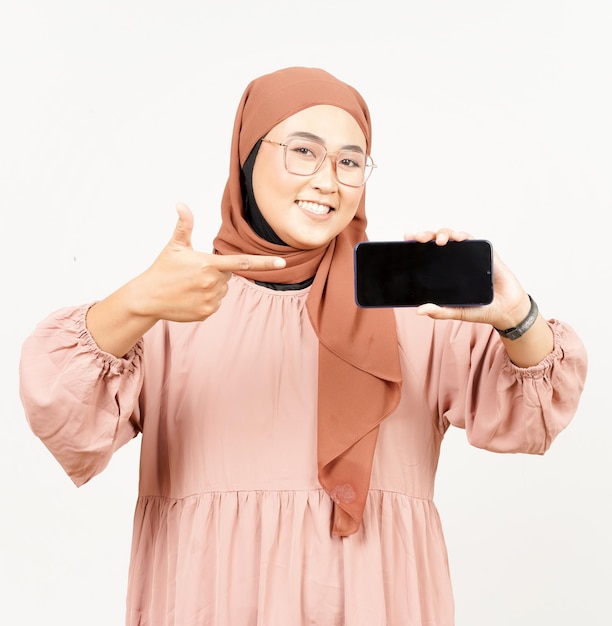 Mostrando aplicativos no smartphone de tela em branco de linda mulher asiática usando hijab isolado no branco