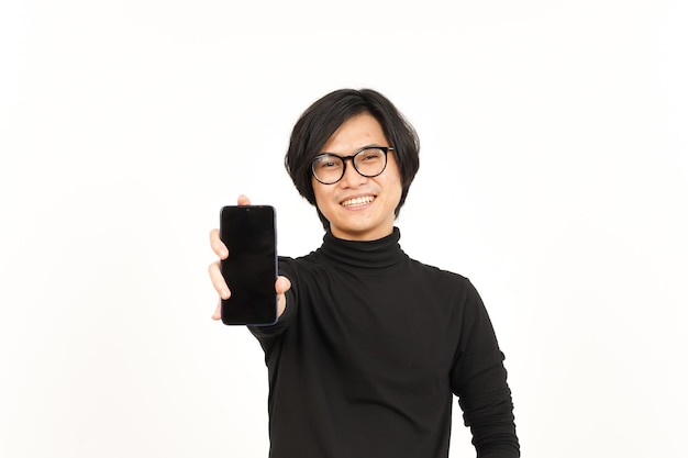 Mostrando aplicativos ou anúncios em smartphone de tela em branco de homem asiático bonito isolado em fundo branco