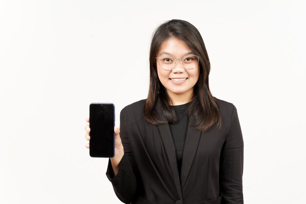 Mostrando aplicativos ou anúncios em smartphone de tela em branco de linda mulher asiática vestindo blazer preto