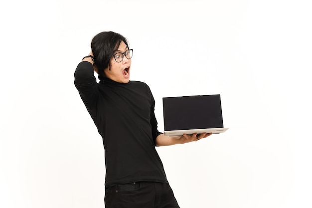 Mostrando aplicativos ou anúncios na tela em branco do laptop de homem asiático bonito isolado no fundo branco
