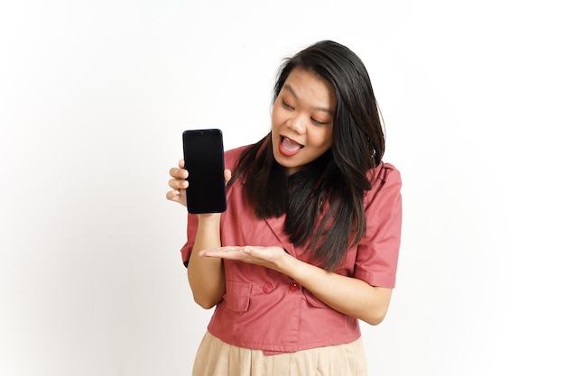 Mostrando aplicativos ou anúncios no smartphone de tela em branco da bela mulher asiática isolada no fundo branco