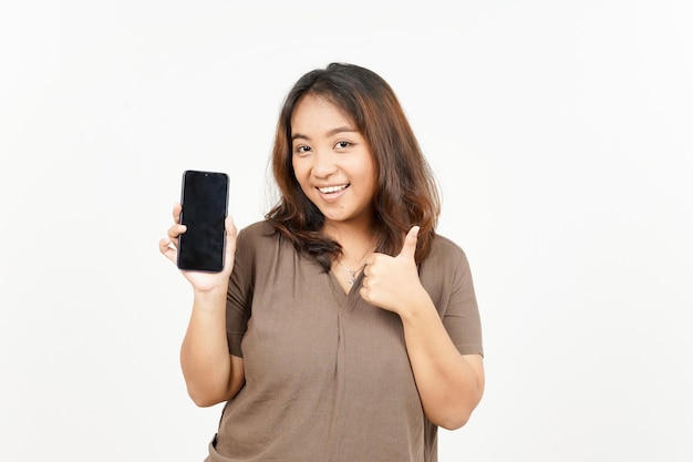 Mostrando aplicativos ou anúncios no smartphone de tela em branco da bela mulher asiática isolada no fundo branco