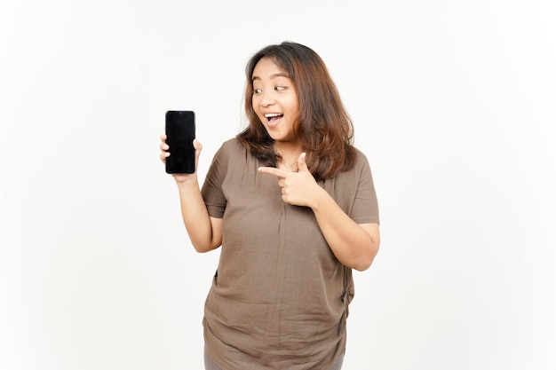 Mostrando aplicativos ou anúncios no smartphone de tela em branco da bela mulher asiática isolada no fundo branco