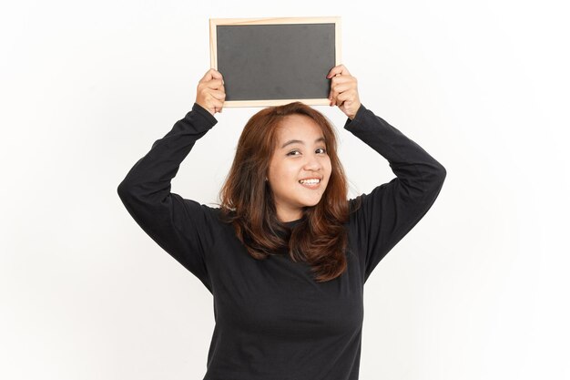 Foto mostrando, apresentando e segurando o quadro-negro em branco da bela mulher asiática vestindo camisa preta