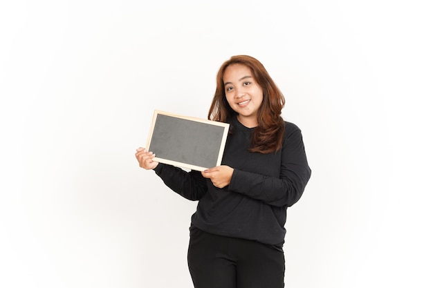 Mostrando, apresentando e segurando o quadro-negro em branco da bela mulher asiática vestindo camisa preta