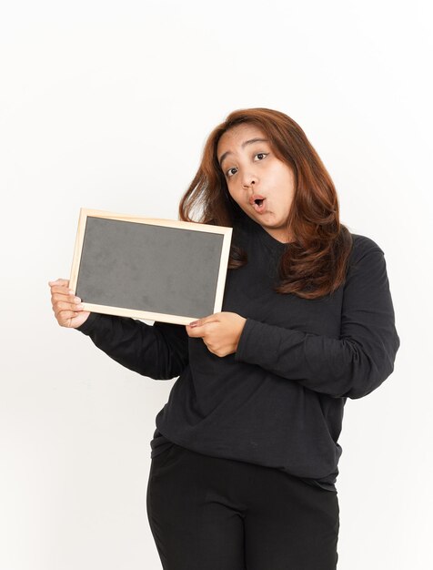 Mostrando, apresentando e segurando o quadro-negro em branco da bela mulher asiática vestindo camisa preta