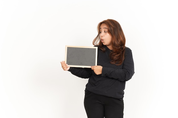 Mostrando, apresentando e segurando o quadro-negro em branco da bela mulher asiática vestindo camisa preta