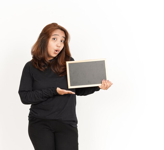 Mostrando apresentando e segurando o quadro-negro em branco da bela mulher asiática vestindo camisa preta