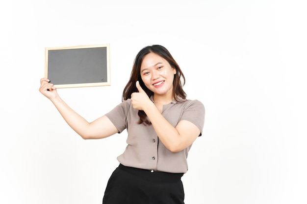 Mostrando apresentando e segurando o quadro-negro em branco da linda mulher asiática isolada no branco