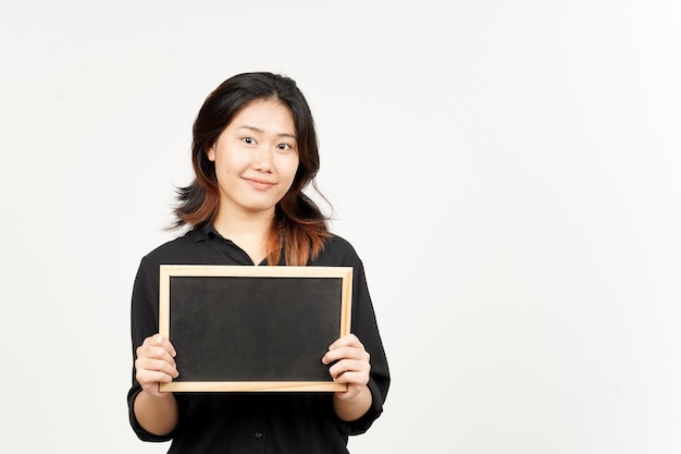 Mostrando apresentando e segurando o quadro-negro em branco da linda mulher asiática isolada no branco