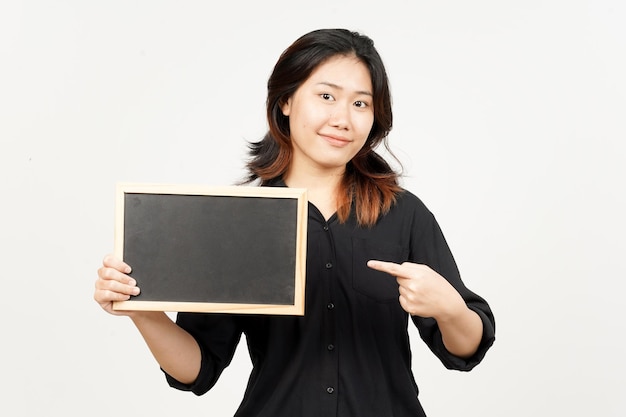 Mostrando apresentando e segurando o quadro-negro em branco da linda mulher asiática isolada no branco