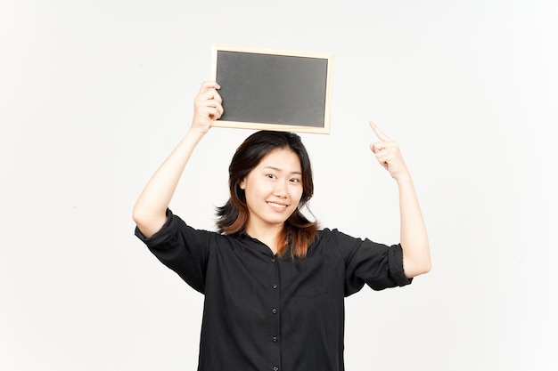 Mostrando apresentando e segurando o quadro-negro em branco da linda mulher asiática isolada no branco
