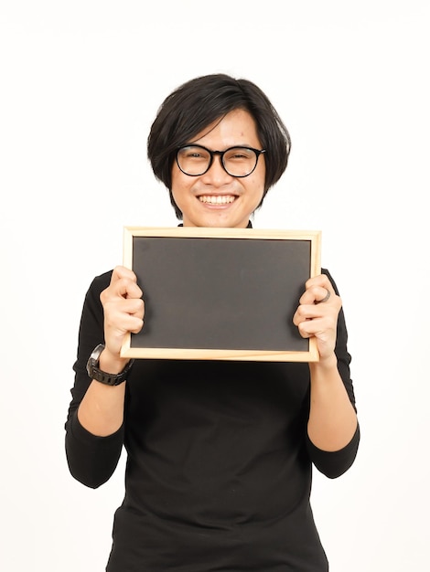 Mostrando apresentando e segurando o quadro-negro em branco de homem asiático bonito isolado no fundo branco