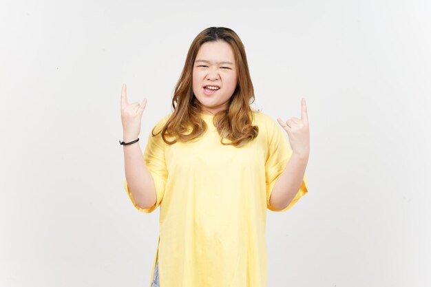 Mostrando as mãos de metal de uma linda mulher asiática vestindo camiseta amarela isolada em fundo branco