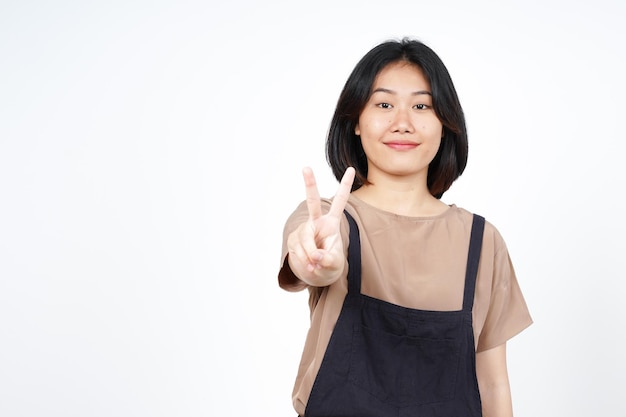 Mostrando contagem de dois dedos de linda mulher asiática isolada em fundo branco