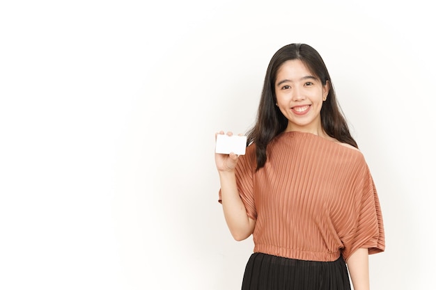 Mostrando crédito en blanco o tarjeta bancaria de hermosa mujer asiática aislado sobre fondo blanco.