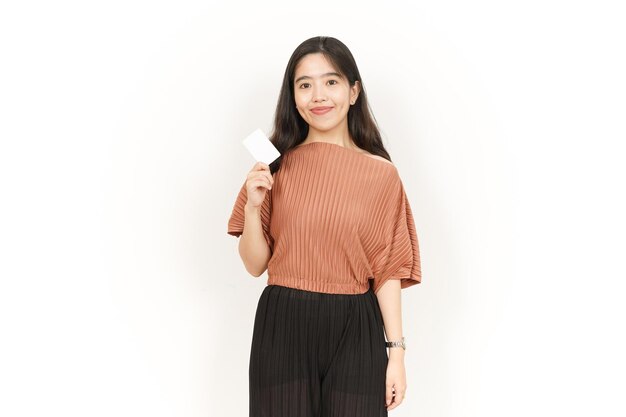 Mostrando crédito en blanco o tarjeta bancaria de hermosa mujer asiática aislado sobre fondo blanco.