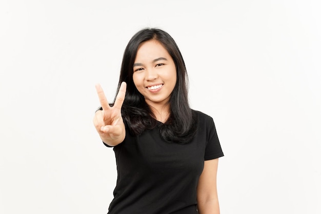 Mostrando dois dedos de uma linda mulher asiática isolada no fundo branco