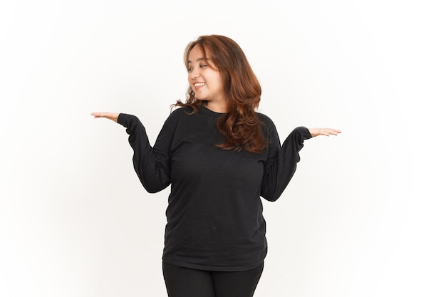 Mostrando dois produtos na palma aberta da bela mulher asiática vestindo camisa preta isolada no branco