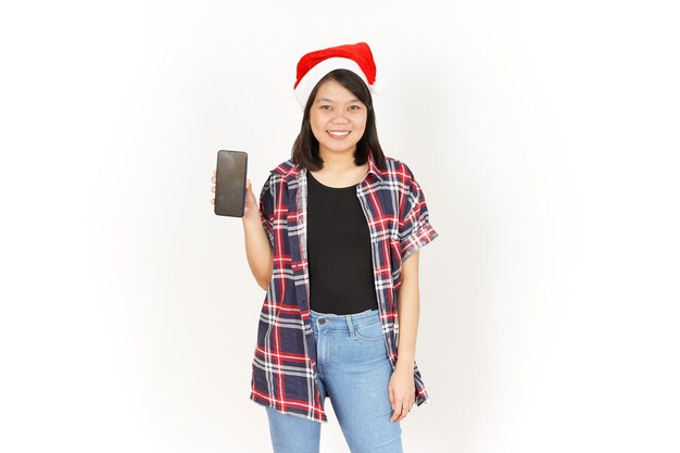 Mostrando e apresentando a tela do smartphone em branco de uma mulher asiática vestindo uma camisa xadrez vermelha e um chapéu de Papai Noel