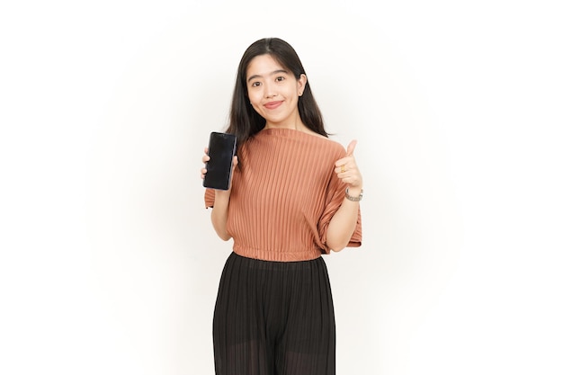 Mostrando e apresentando aplicativos no smartphone de tela em branco de linda mulher asiática isolada em branco