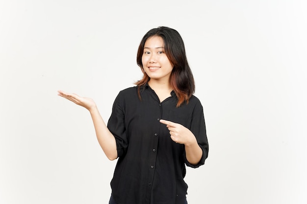 Mostrando e apresentando o produto na palma aberta da bela mulher asiática isolada no fundo branco