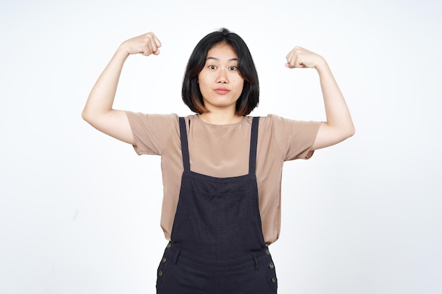 Mostrando força e braços de ascensão de linda mulher asiática isolada em fundo branco