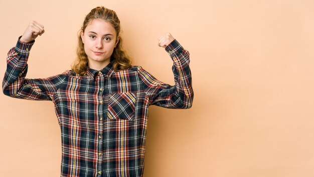 Foto mostrando força gesto com os braços, símbolo do poder feminino