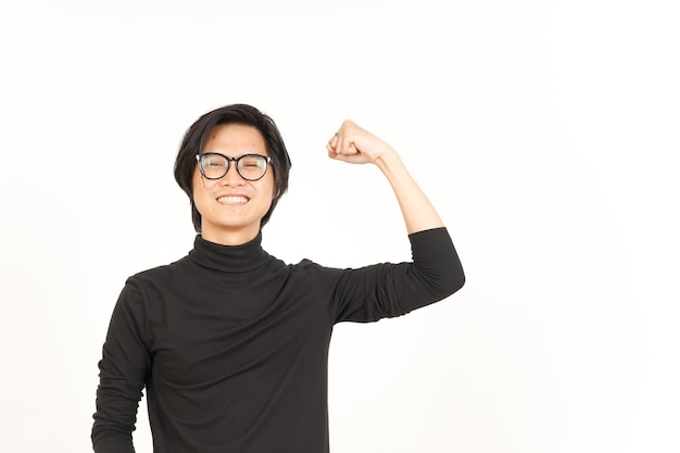 mostrando la fuerza del brazo del apuesto hombre asiático aislado sobre fondo blanco