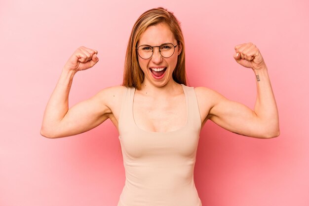 Mostrando gesto de fuerza con los brazos símbolo del poder femenino