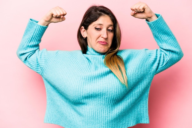 Mostrando gesto de fuerza con los brazos símbolo del poder femenino