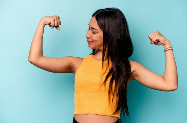 Mostrando gesto de fuerza con los brazos símbolo del poder femenino