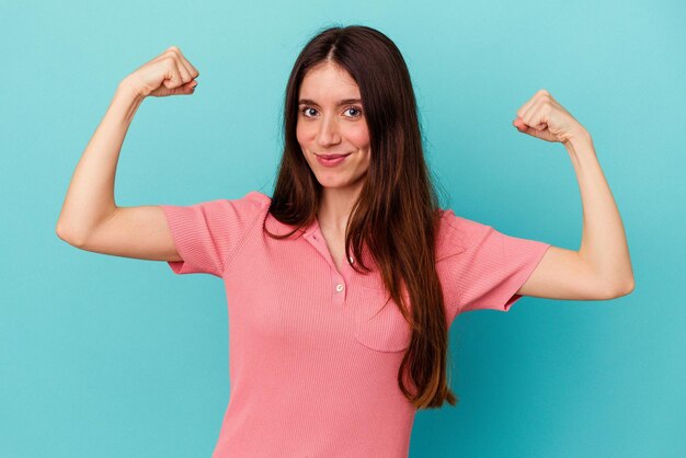 Mostrando gesto de fuerza con los brazos símbolo del poder femenino