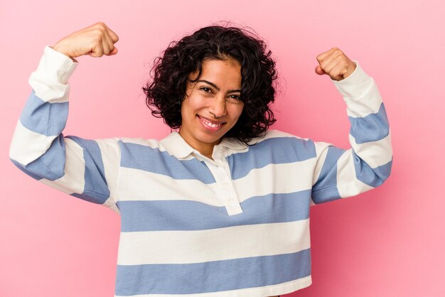 Mostrando gesto de fuerza con los brazos símbolo del poder femenino