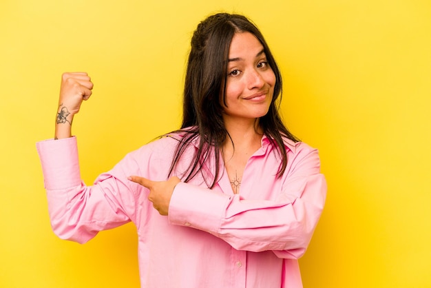 Mostrando gesto de fuerza con los brazos símbolo del poder femenino