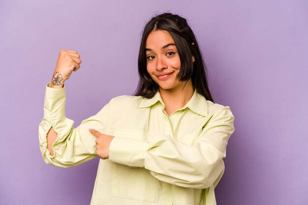 Mostrando gesto de fuerza con los brazos símbolo del poder femenino