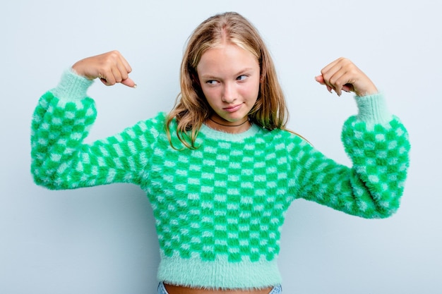 Mostrando gesto de fuerza con los brazos símbolo del poder femenino