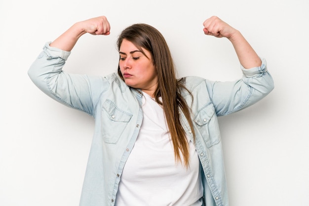 Mostrando gesto de fuerza con los brazos símbolo del poder femenino