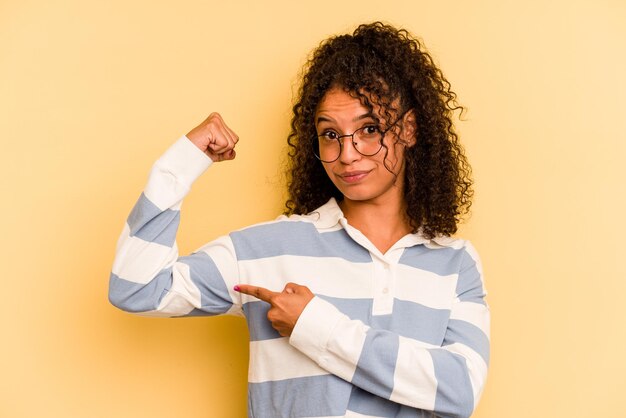 Mostrando gesto de fuerza con los brazos símbolo del poder femenino