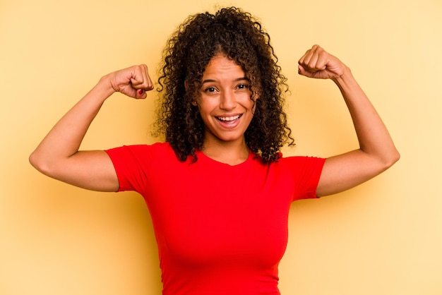 Mostrando gesto de fuerza con los brazos símbolo del poder femenino