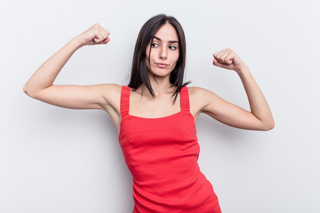 Mostrando gesto de fuerza con los brazos símbolo del poder femenino