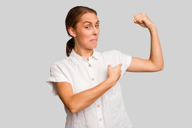 Mostrando el gesto de fuerza con los brazos símbolo del poder femenino