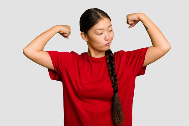 Mostrando gesto de fuerza con los brazos símbolo del poder femenino