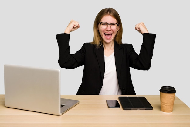 Mostrando el gesto de fuerza con los brazos símbolo del poder femenino