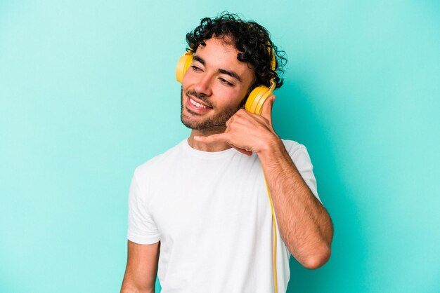 Mostrando un gesto de llamada de teléfono móvil con los dedos