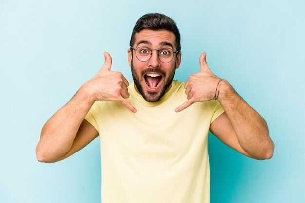 Mostrando un gesto de llamada de teléfono móvil con los dedos