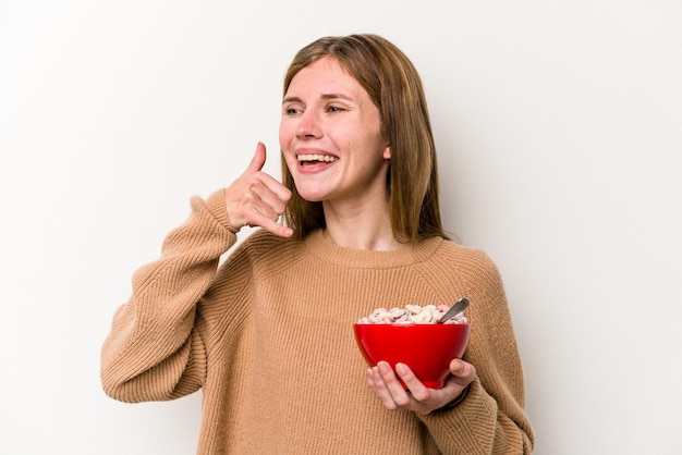 Mostrando un gesto de llamada de teléfono móvil con los dedos